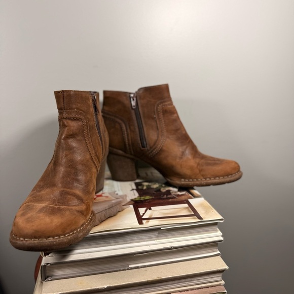 Clarks Artisan Women’s Size 10M Tan Leather Ankle Boots - Picture 3 of 15